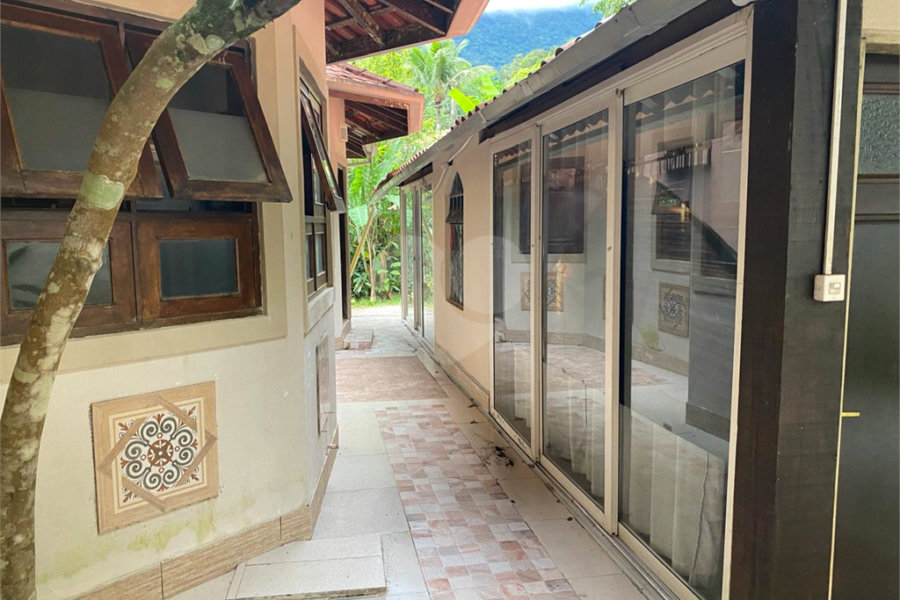 Casa à venda com 6 suítes em Massaguaçu, Caraguatatuba, SP