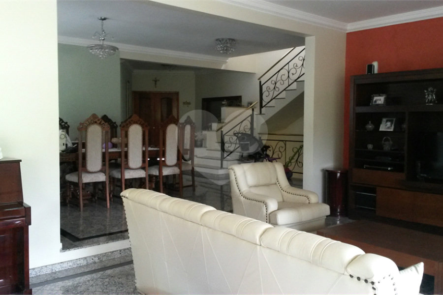 Casa à venda com 4 quartos, sendo 2 suítes, no condomínio Alpes da Cantareira, Mairiporã - SP