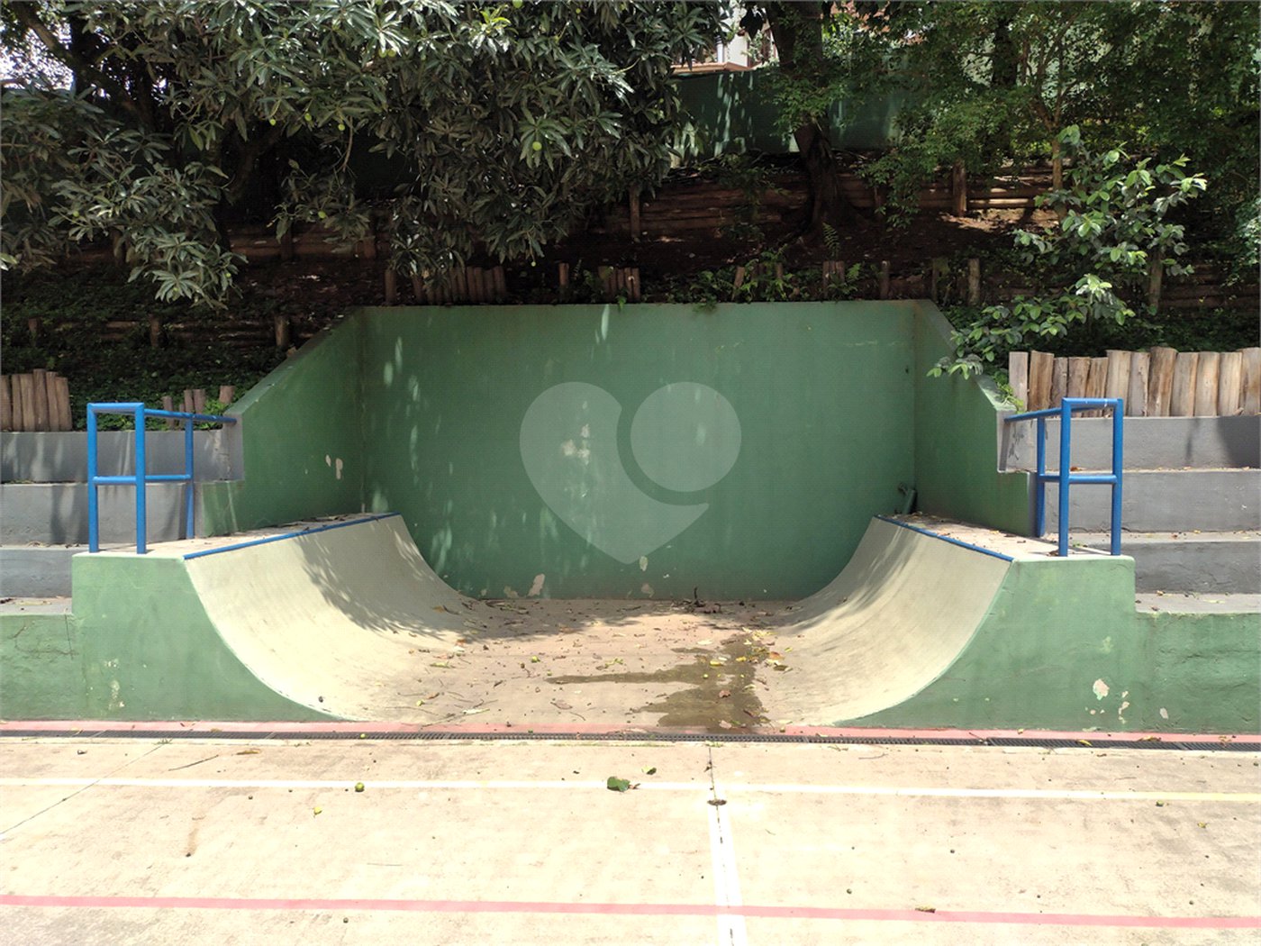 Casa à venda com 4 quartos, sendo 3 suítes,  no condomínio Vila das Flores, São Paulo - SP