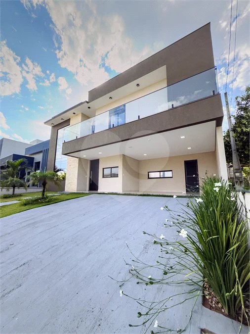 Indaiatuba - Condomínio Milano - Sobrado - 350 m² de terreno - 240 m² de área construída - 4 vagas de garagem, sendo 2 cobertas - Salas de estar e jantar integradas - 3 suítes com closet e varanda no pavimento superior - Escritório no térreo - Espaço gourmet com churrasqueira - Banheiro externo
