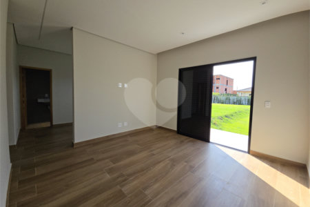 Casa à venda com 4 quartos, sendo 3 suítes, no condomínio Village Ipanema 2, Araçoiaba da Serra - SP