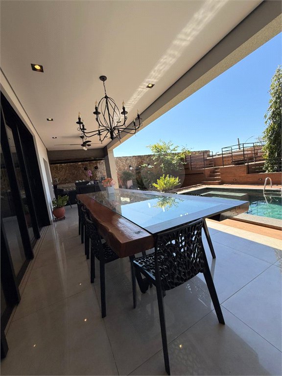 Casa à venda com 5 quartos, sendo 4 suítes,  em Village do Lago, Três Lagoas, MS