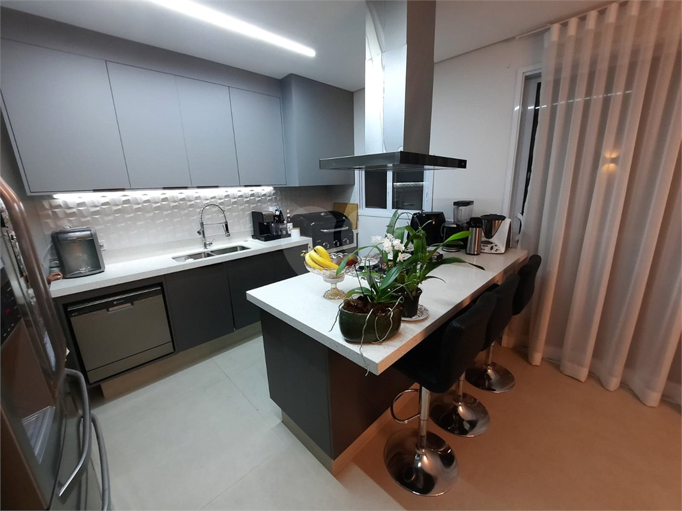 Casa à venda com 3 suítes no condomínio Ecovillagio, São Roque - SP