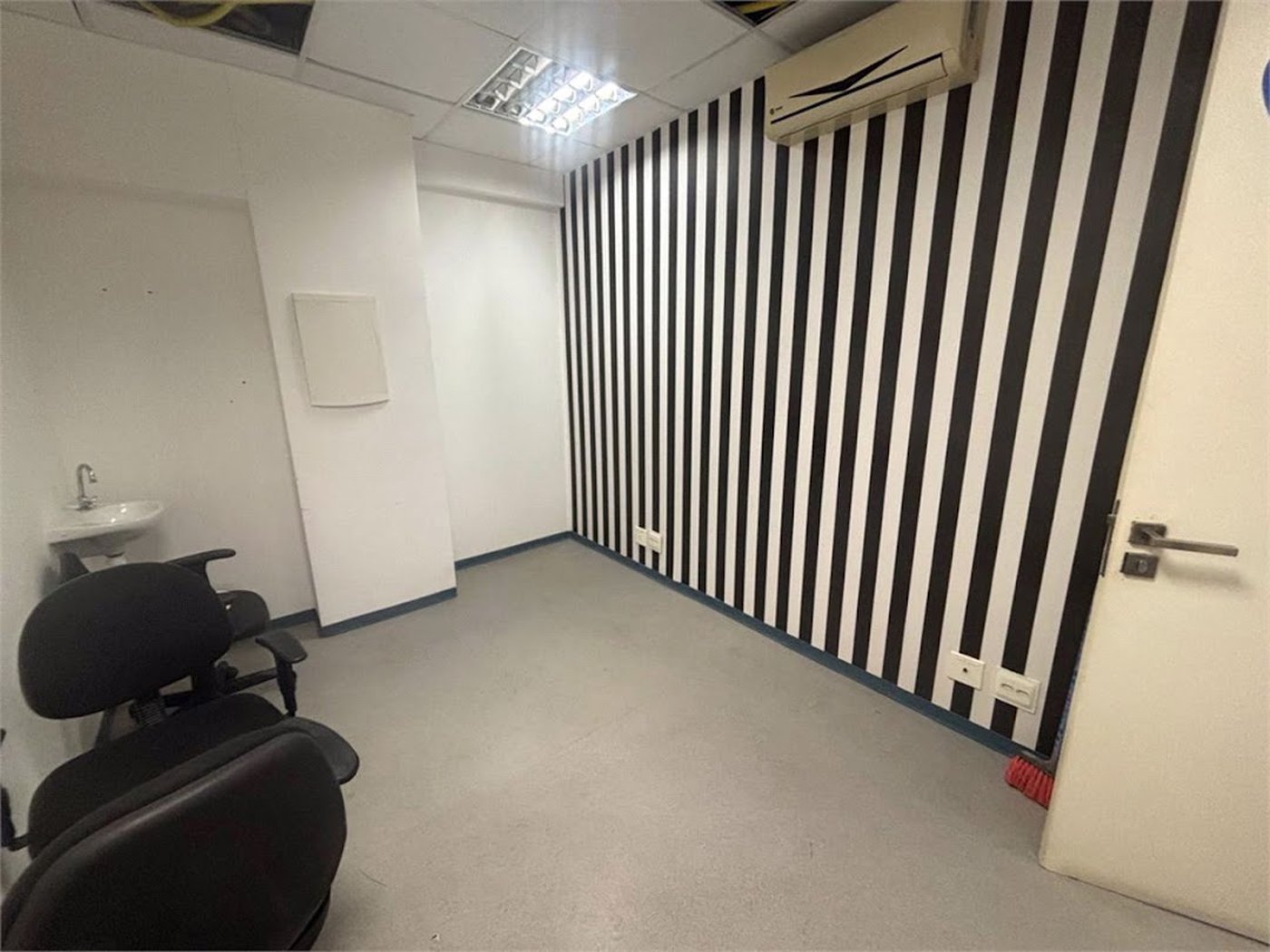Sala Comercial para venda e locação, Estuário, Santos - SA0057.