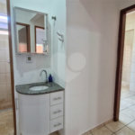 Casa para alugar com 3 quartos, sendo 1 suíte, no condomínio Santa Mônica, Atibaia - SP
