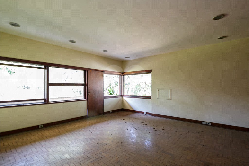 Casa à venda com 5 quartos, sendo 3 suítes, no condomínio Chácara Flora, São Paulo - SP