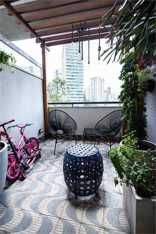Apartamento à venda com 5 quartos, sendo 4 suítes, em Parque Reboucas, São Paulo, SP
