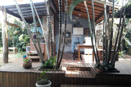 Sobrado com quintal amplo e arborizado a venda