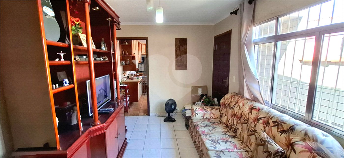 Excelente Sobrado eom ótima localização. Venha fazer uma visita.