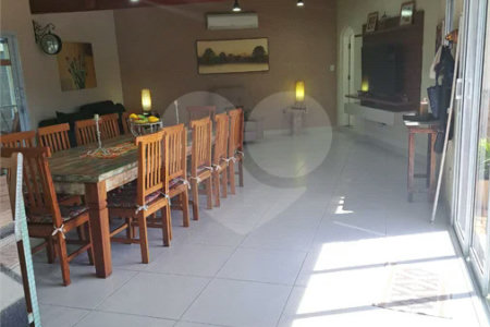 Casa Ampla com 5 Dormitórios, Piscina e Lazer Completo em Terreno de 1.260 m²
