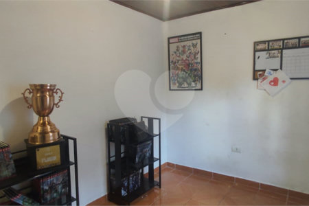 Sobrado à venda com 6 quartos, sendo 1 suíte, em Vila Acoreana, Poá, SP