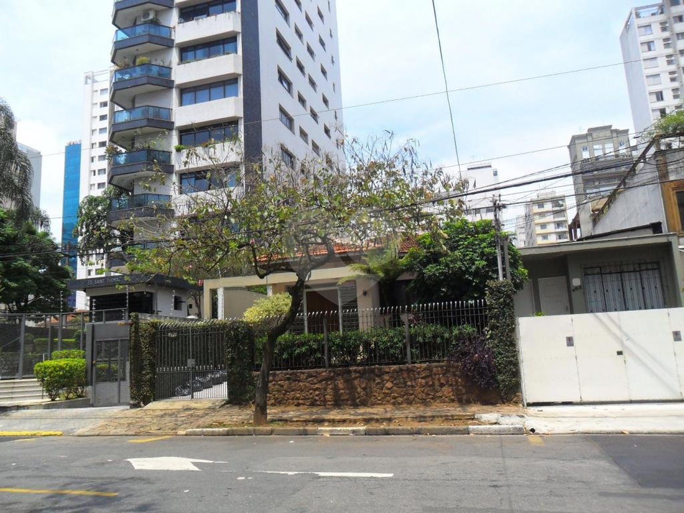 Casa Térrea para alugar com 1 quarto, sendo 3 suítes,  em Indianópolis, São Paulo, SP