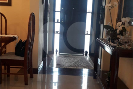 Casa à venda com 5 quartos, sendo 3 suítes,  em Vila Oliveira, Mogi das Cruzes, SP