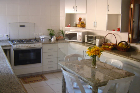 Casa à venda com 4 quartos, sendo 3 suítes, no condomínio Portal dos Nobres, Atibaia - SP