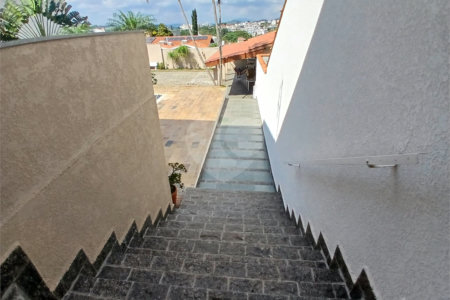 Casa à venda com 5 quartos, sendo 3 suítes, em Vila Santista, Atibaia, SP
