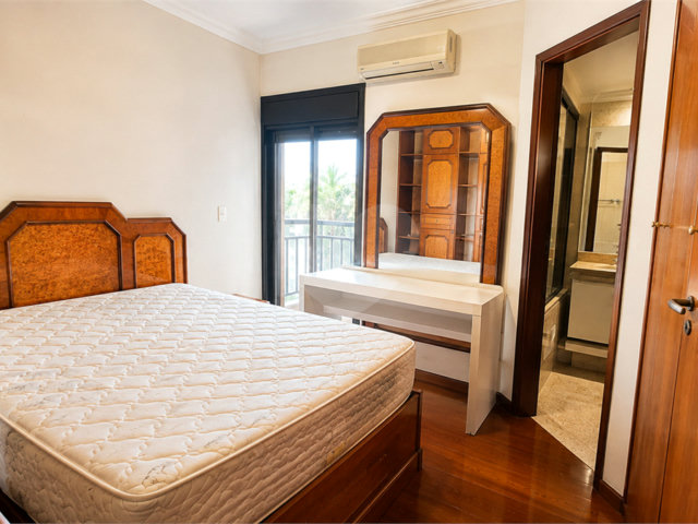 Apartamento à venda com 4 quartos, sendo 1 suíte,  em Moema, São Paulo, SP