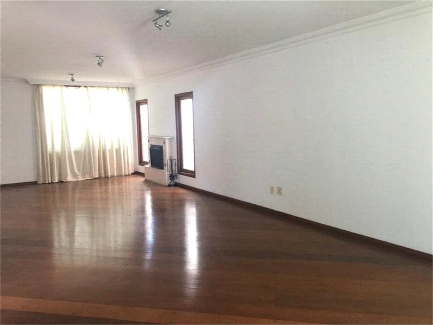 Casa à venda com 4 suítes no condomínio Vila das Emboabas, São Paulo - SP