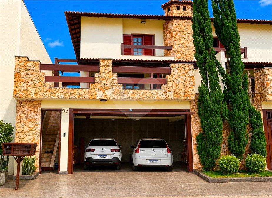 Sobrado à venda com 3 quartos, sendo 1 suíte, em Chácara Recanto Verde, Cotia, SP
