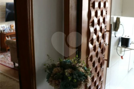 Apto na Mooca de 76m², com 2 dorms, 1 vaga, 1 suíte. Estuda permuta.