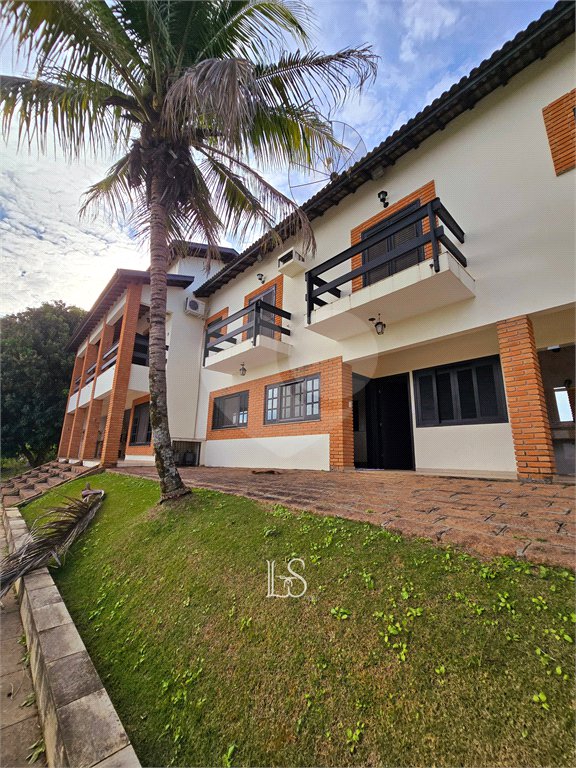 Indaiatuba- Vale das Laranjeiras - Vista dos fundos para o lago - Casa assobradada - 3 pisos, 4 quartos, 2 suítes, uma com hidro ,escritório, sala 3 ambientes, lareira, lavabo,cozinha ampla, despensa, lavanderia, churrasqueira, forno pizza, 6 wcs, piscina, jardim despensa, garagem, segurança