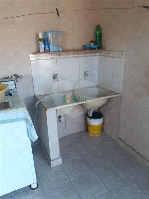 Ampla casa no condomÍnio Parque Fehr, contendo: