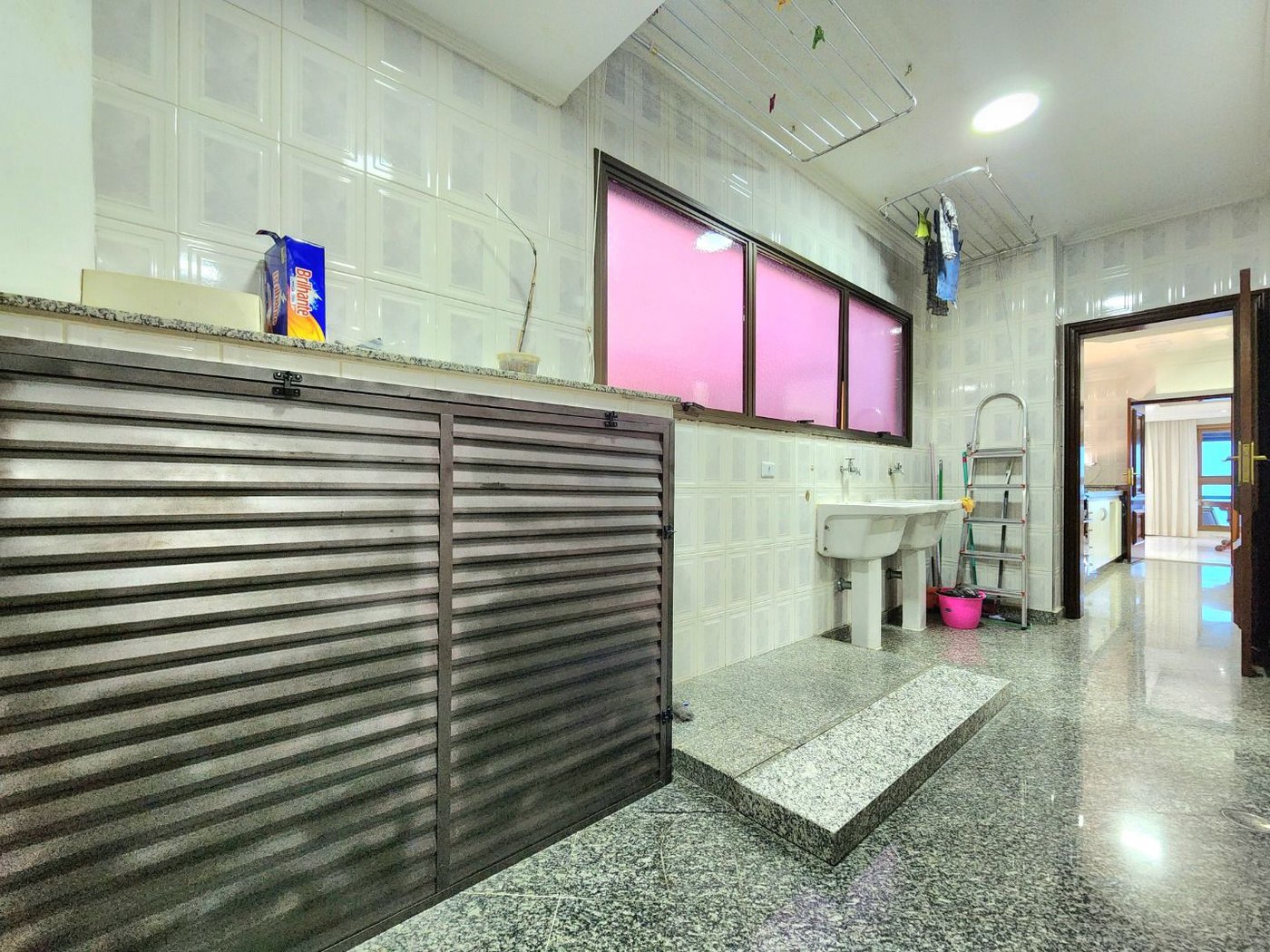 Apartamento Alto Padrão Frente Mar com 4 Dormitórios, 3 Suítes e 3 Vagas na Orla de Santos