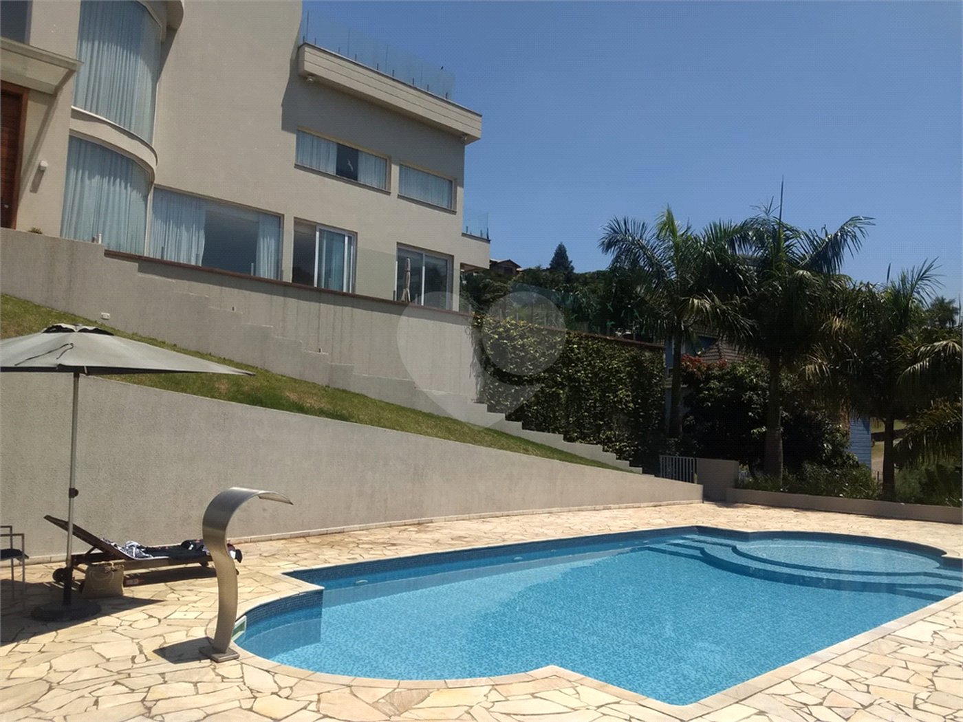 Casa à venda ou para alugar com 4 suítes no condomínio Suíça da Cantareira, Mairiporã - SP
