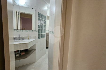 Apartamento à venda com 3 quartos, sendo 1 suíte, em Moema, São Paulo, SP