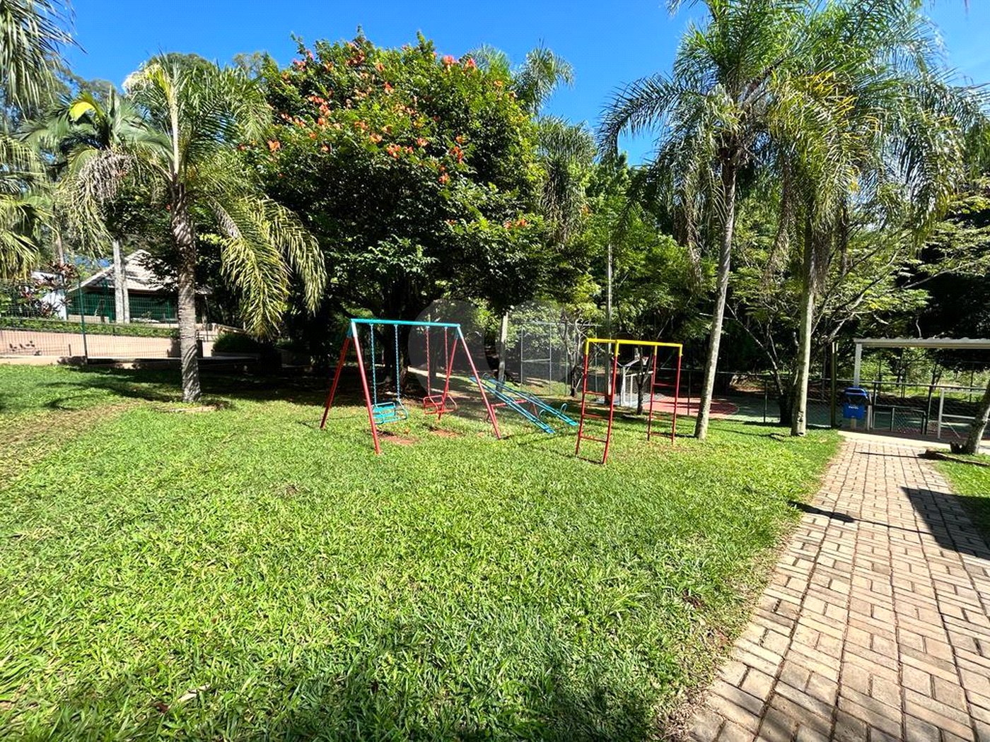 Casa à venda com 5 quartos, sendo 3 suítes, no condomínio Santa Teresa 1, Vinhedo - SP