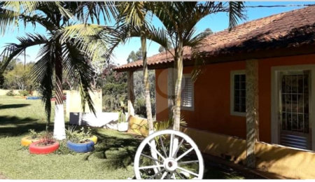 Chácara à venda com 8 quartos, sendo 3 suítes,  no Centro, Toledo, MG