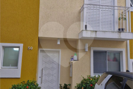 Casa à venda com 3 quartos, sendo 1 suíte,  no condomínio Moradas do Horto, São Paulo - SP