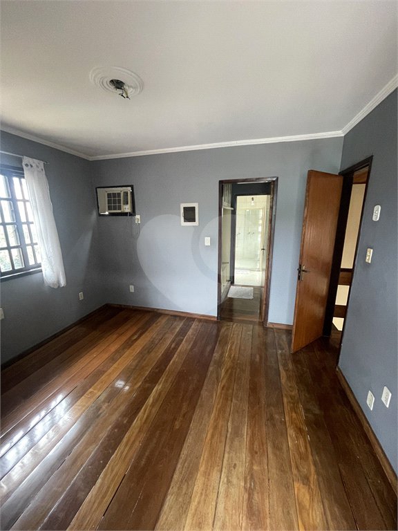 Casa à venda com 5 quartos, sendo 3 suítes, no condomínio Recanto das Palmeiras, Rio de Janeiro - RJ
