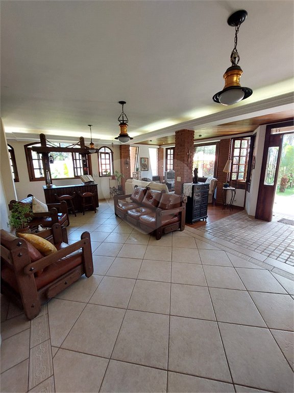 Casa à venda ou para alugar com 5 quartos, sendo 1 suíte, em Cumbari, Mairiporã, SP
