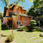Casa à venda com 5 quartos, sendo 4 suítes, no condomínio Figueira Garden, Atibaia - SP