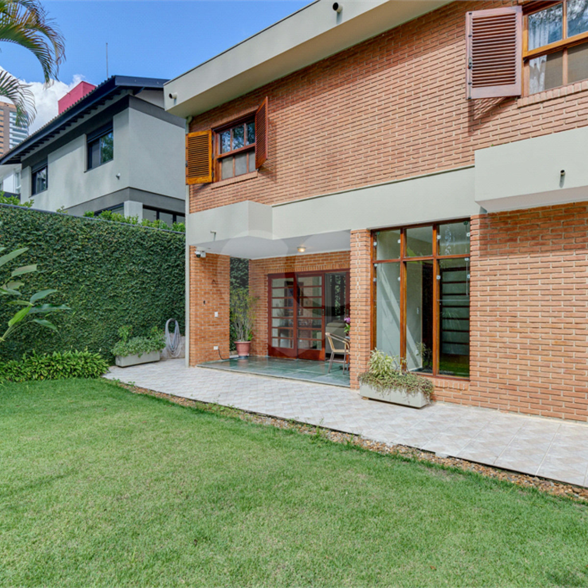 Casa à venda com 3 quartos, sendo 2 suítes, no condomínio Granja do Morumbi, São Paulo - SP