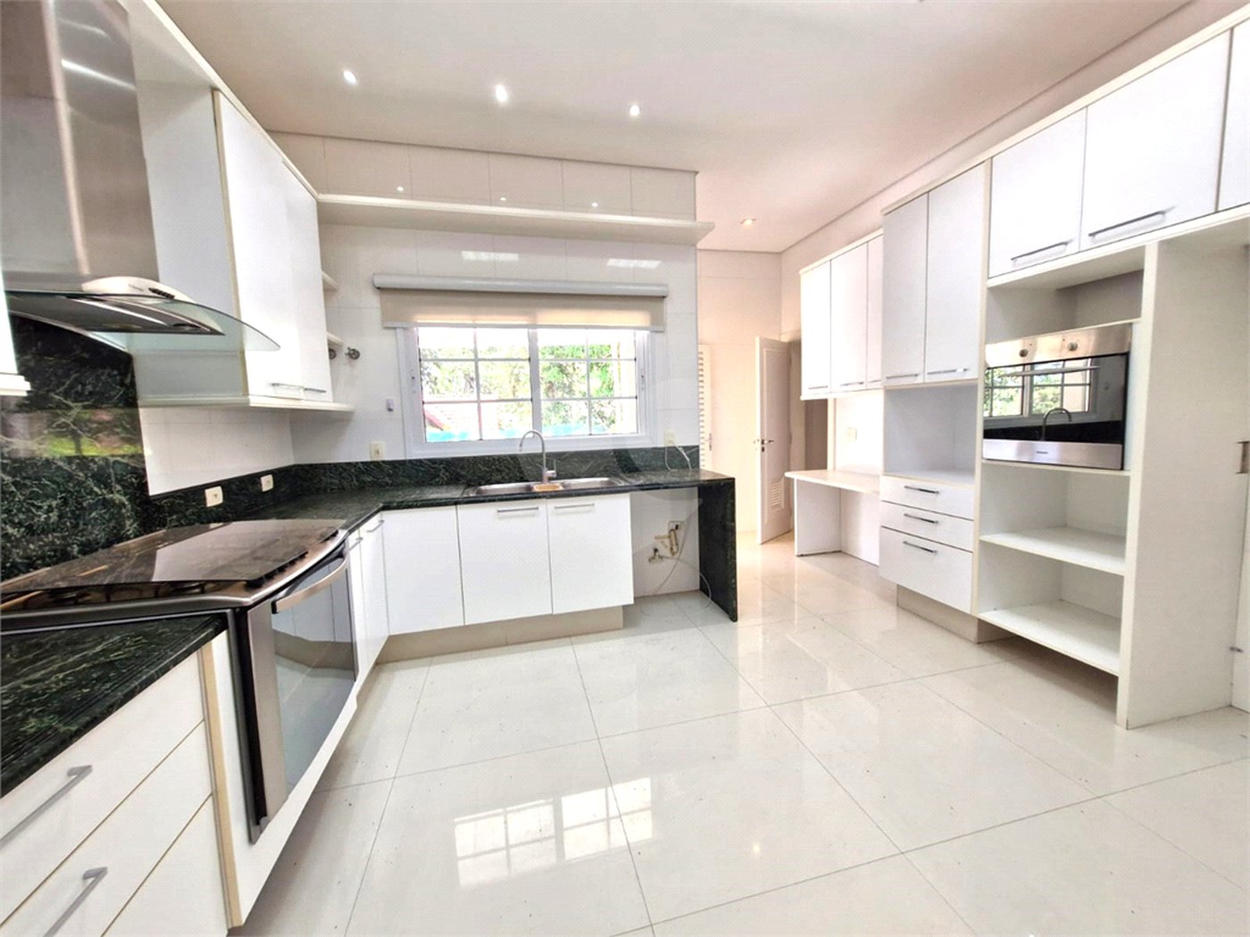 Casa à venda com 4 suítes no condomínio Chácara Flora, São Paulo - SP