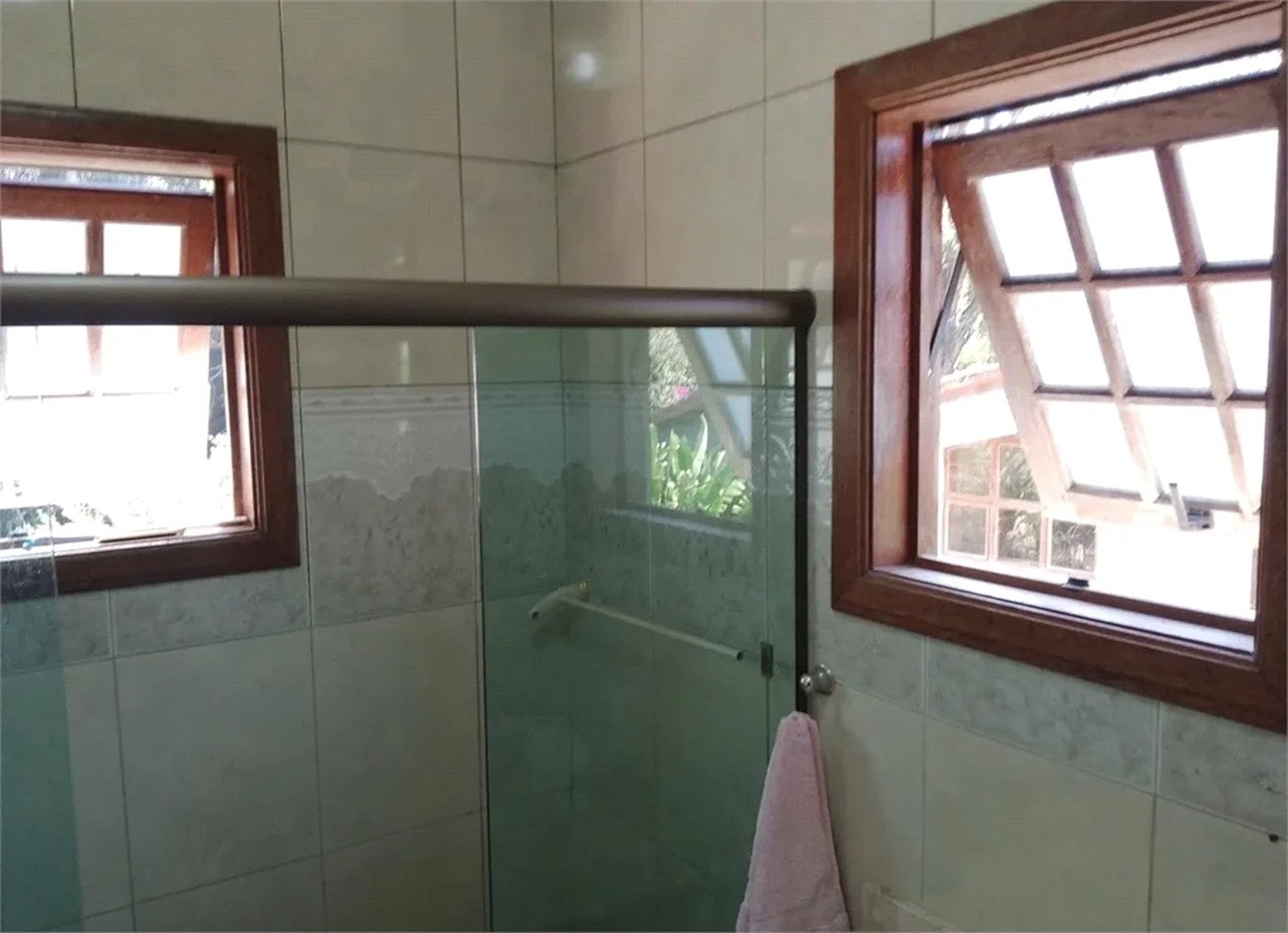 Casa à venda com 4 quartos, sendo 1 suíte, no condomínio Quinta da Cachoeira, Embu das Artes - SP