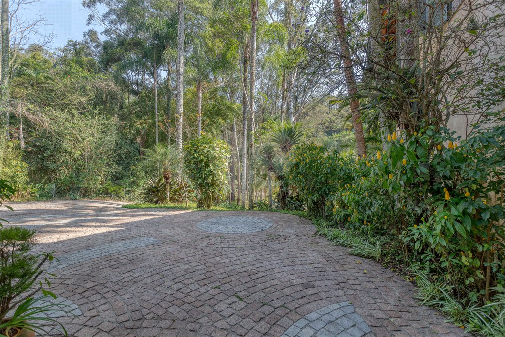 Casa à venda com 6 quartos, sendo 2 suítes, no condomínio Chácara Flora, São Paulo - SP