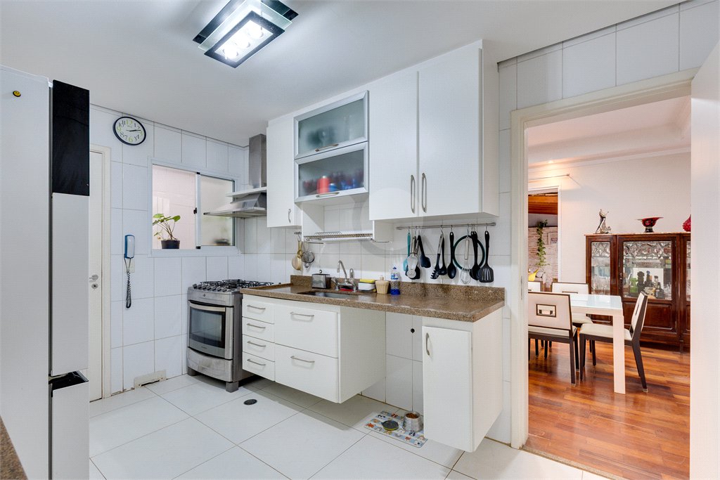 Casa à venda com 3 suítes no condomínio Vila Versalhes, São Paulo - SP