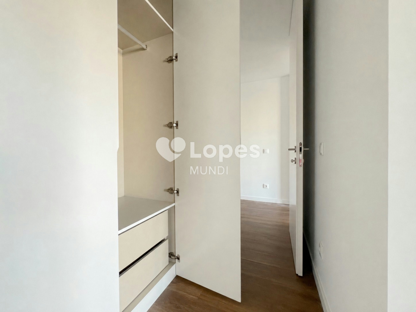 Apartamento T3 à venda em Águas Santas, Maia, Portugal – Varanda e garagem