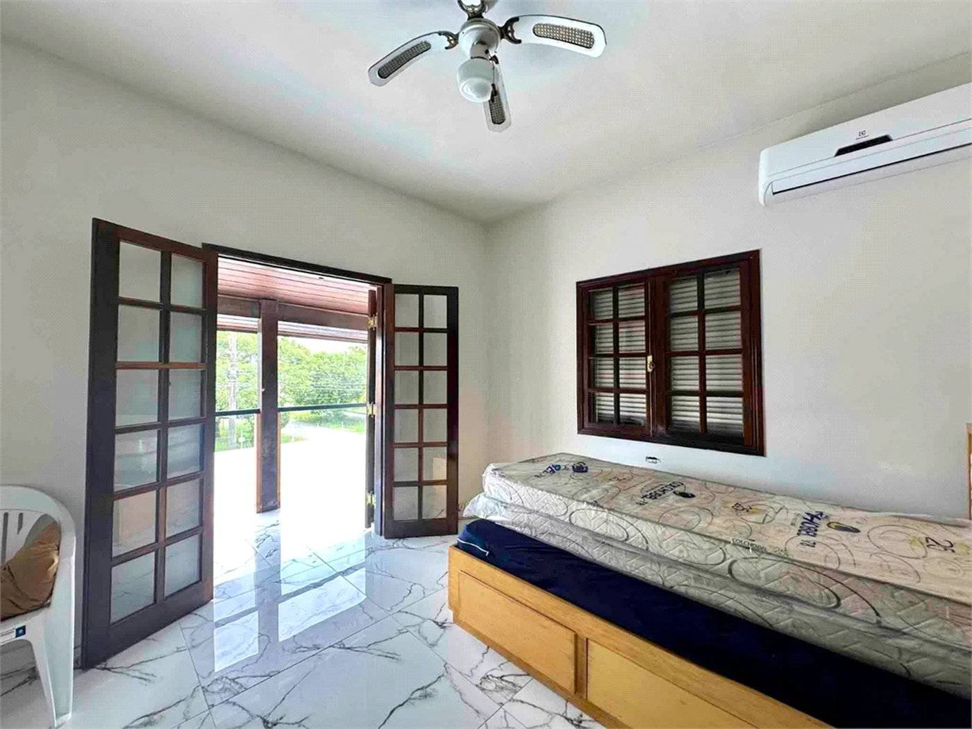 Sobrado à venda com 5 quartos, sendo 3 suítes, em Cidade Nova Peruíbe, Peruíbe, SP