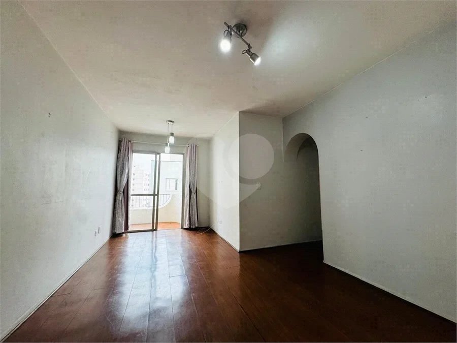 Vende-se Apartamento de 2 Quartos com Sacada na Vila Mascote