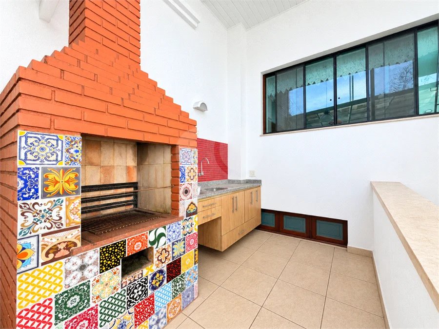 Casa à venda com 3 quartos, sendo 1 suíte, no condomínio Vila das Emboabas, São Paulo - SP