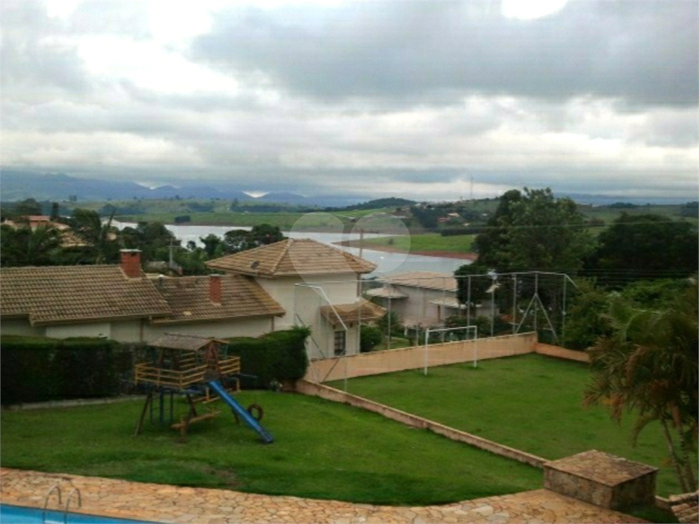 Casa à venda com 2 quartos, sendo 1 suíte, no condomínio Novo Horizonte, Piracaia - SP