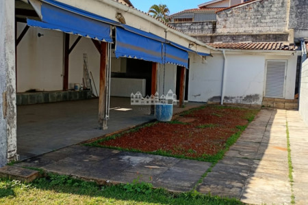 Terreno com benfeitorias à venda perto da Alameda Lucas, Atibaia - SP