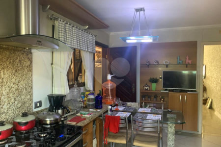 Casa à venda com 3 quartos, sendo 1 suíte, no condomínio Greenland, São Paulo - SP