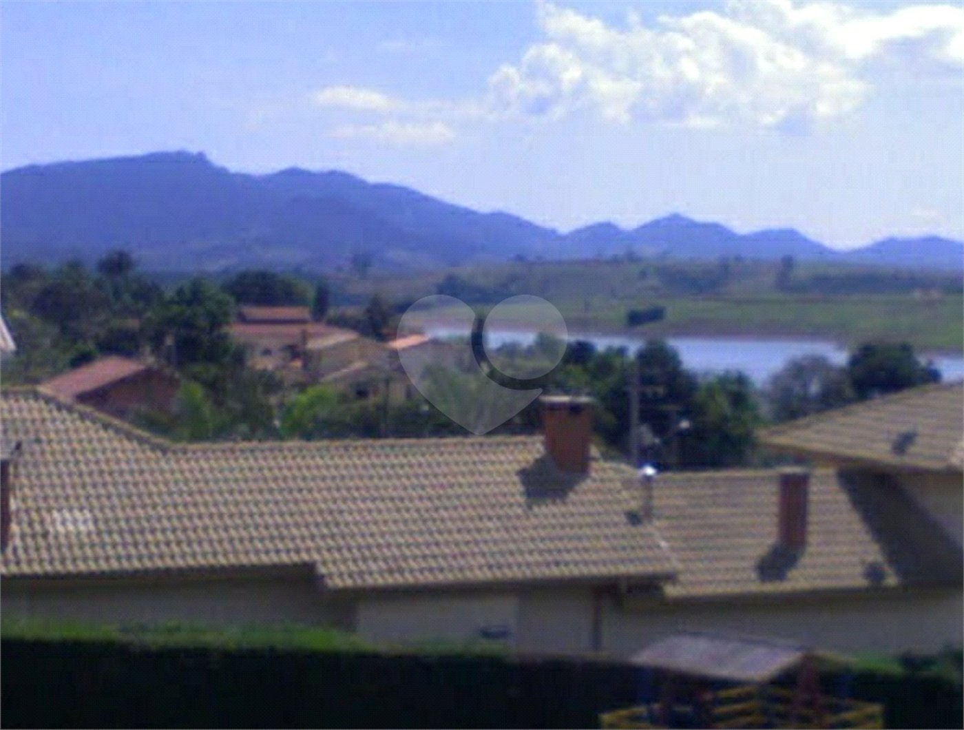Casa à venda com 2 quartos, sendo 1 suíte, no condomínio Novo Horizonte, Piracaia - SP