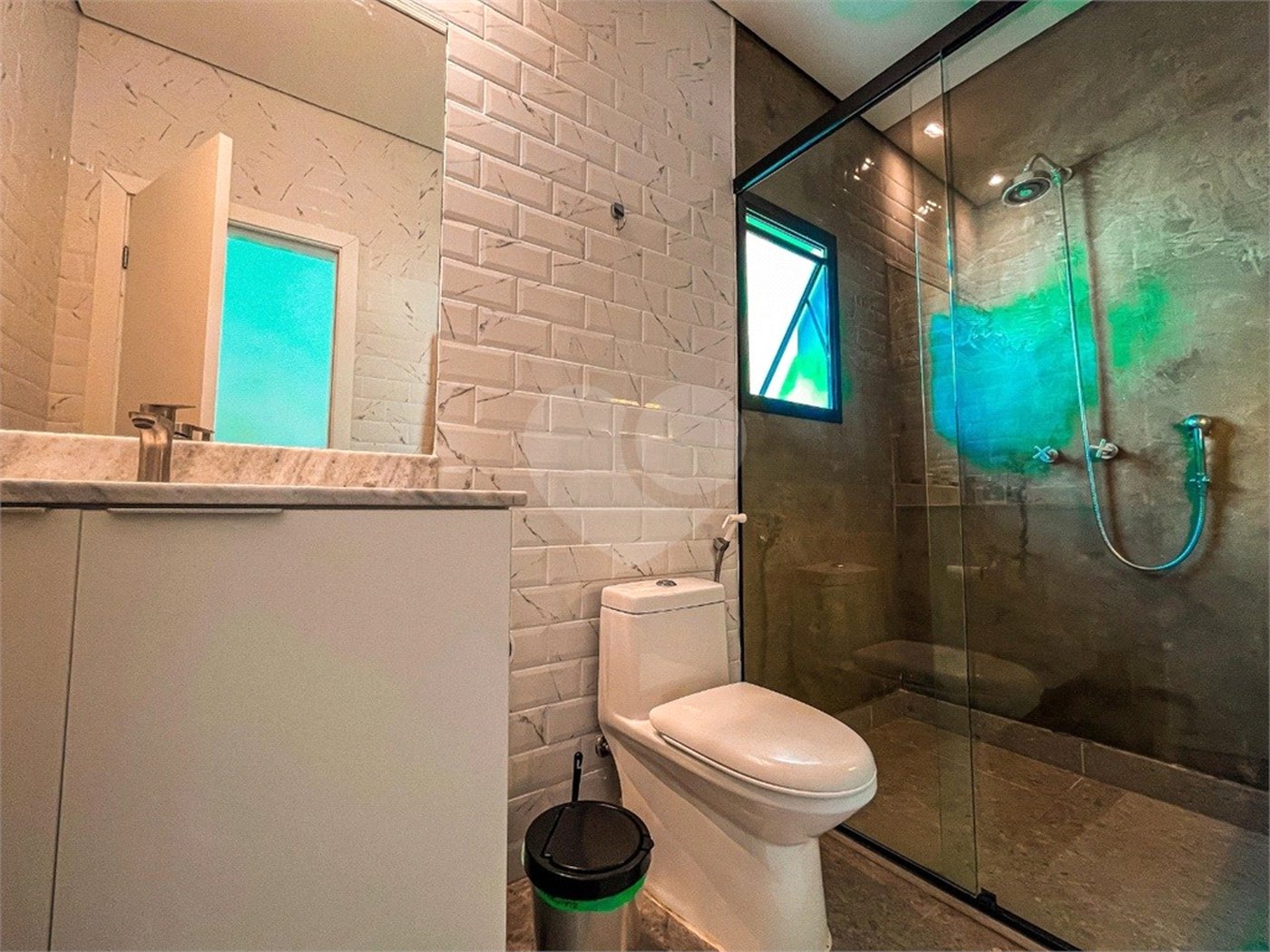 Casa à venda com 4 quartos, sendo 3 suítes,  no condomínio Vintage, Cotia - SP