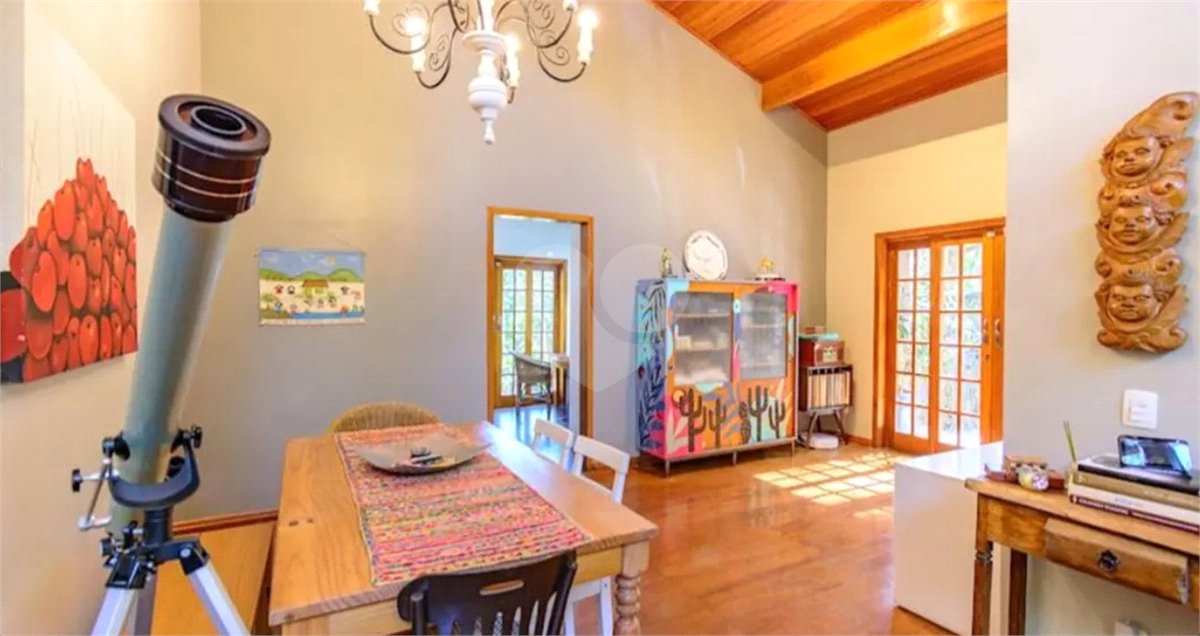 Casa à venda com 4 quartos, sendo 2 suítes,  em Granja Viana, Cotia, SP