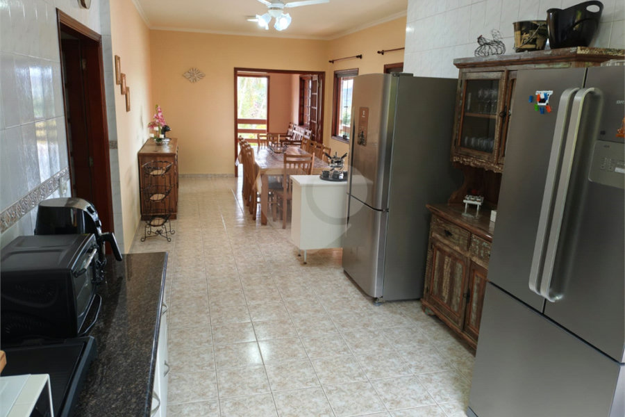 Casa à venda com 4 quartos, sendo 2 suítes,  em Country Residencial Felix, Bom Jesus dos Perdões, SP